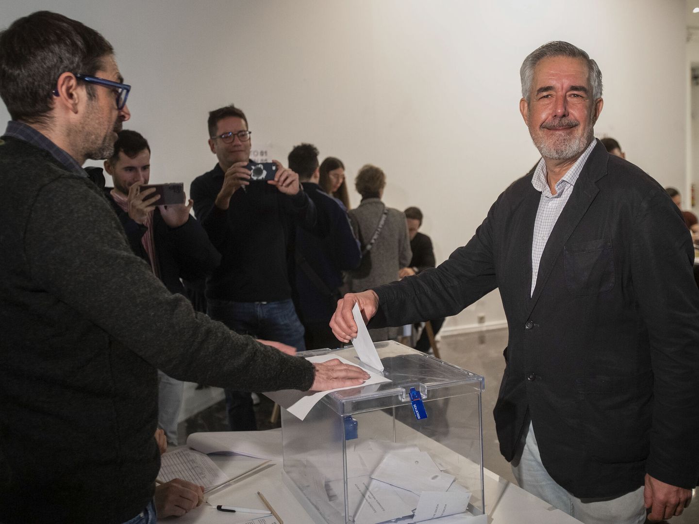 Díaz-Mella (Vox) ha sido el último candidato en acudir a las urnas.