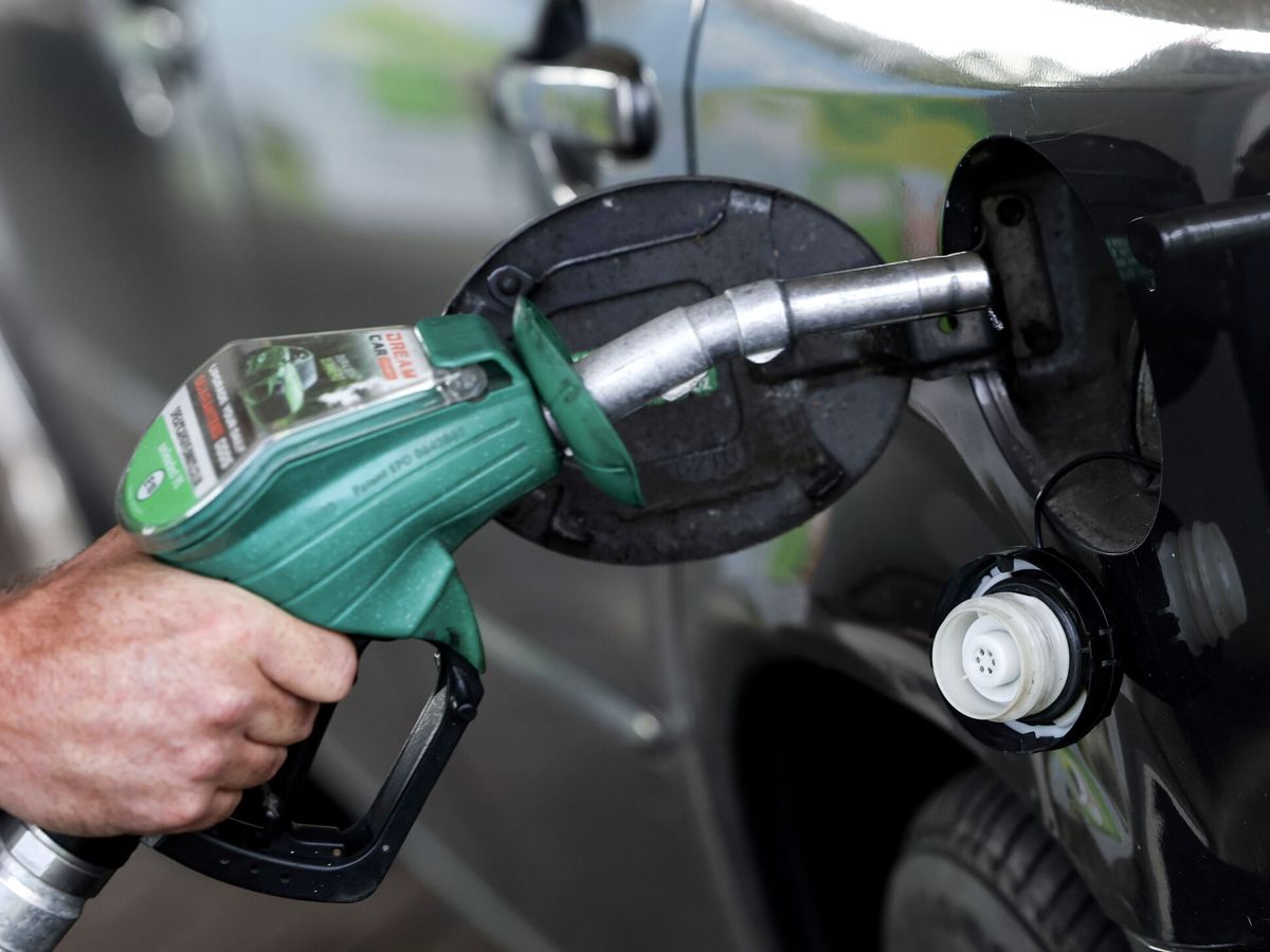 Foto: Un consumidor repostando gasolina. (EFE/Andy Rain)
