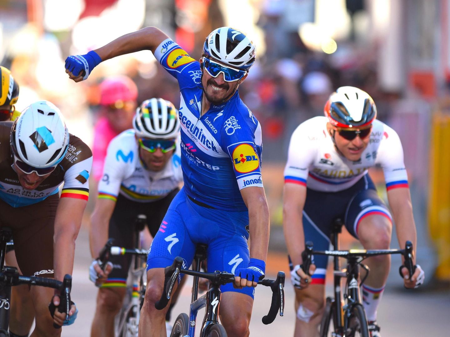 Alaphilippe cruza victorioso la línea de meta en San Remo. Por detrás, Valverde. (EFE)