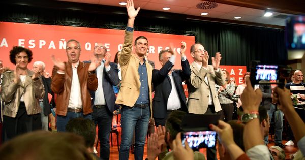 Foto: El presidente del Gobierno de España y candidato del PSOE a la reelección, Pedro Sánchez (c), en un acto electoral en La Palma. (EFE)