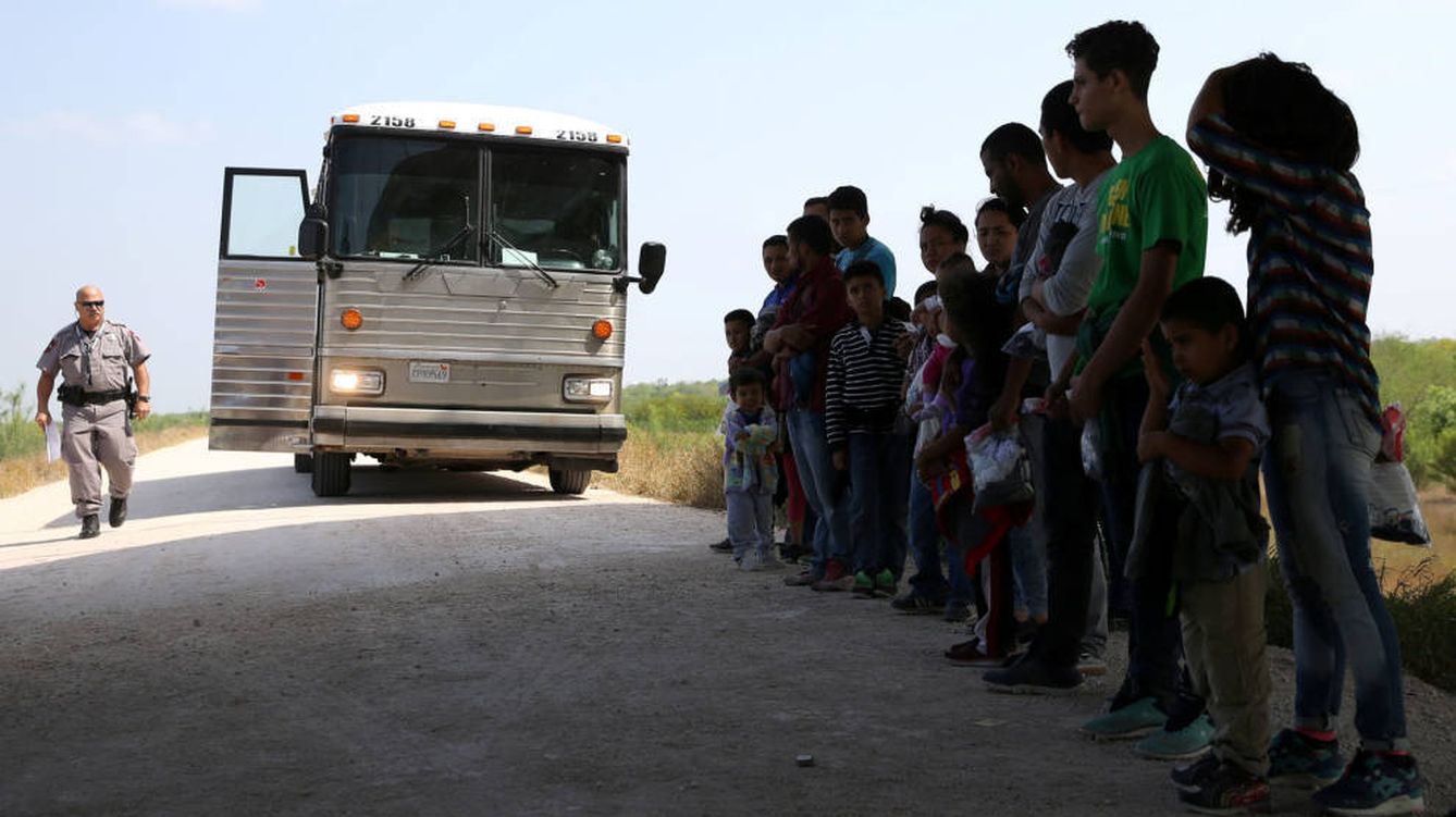Imagen de archivo de migrantes tras cruzar ilegalmente la frontera entre México y Estados Unidos. (Reuters)
