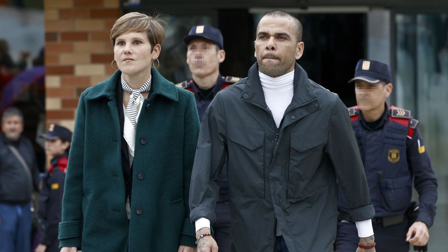 Dani Alves, acompañado de su abogada, Inés Guardiola, salió en libertad provisional del centro penitenciario Brians 2. (EFE/Quique García)