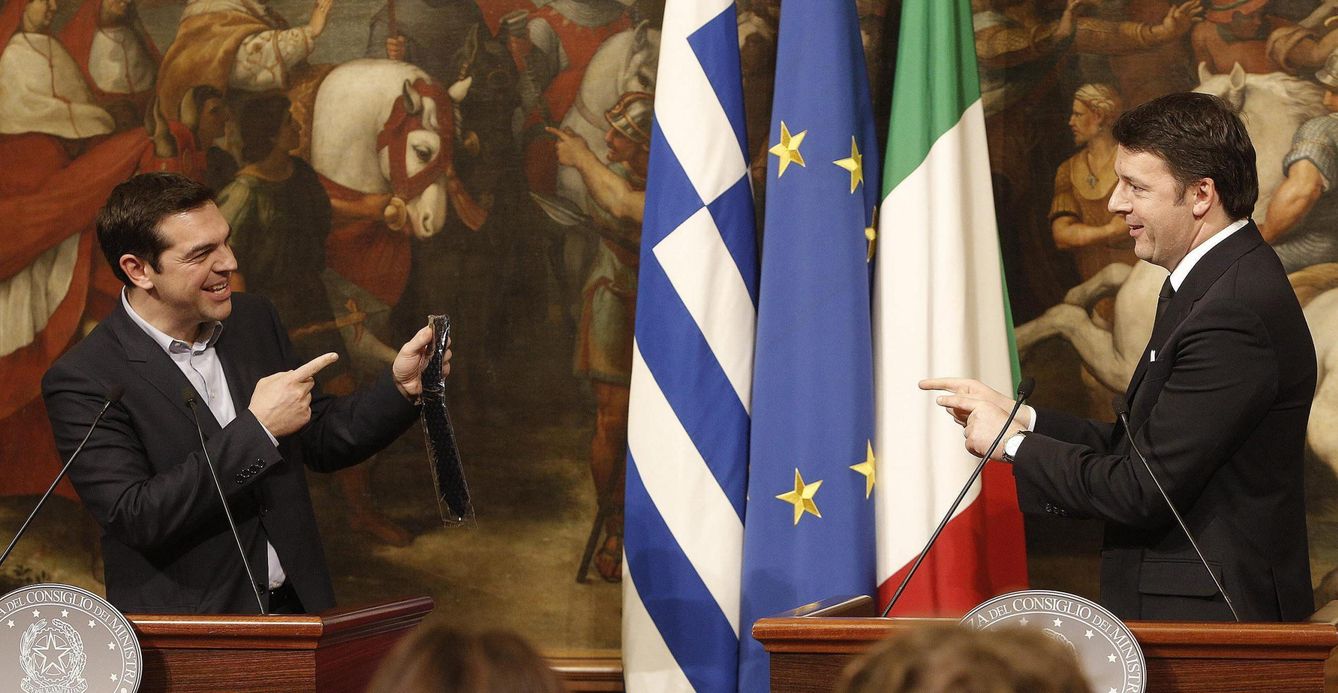 Matteo Renzi le regaló una corbata a Alexis Tsipras en Roma (Efe)