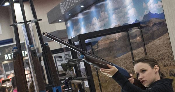 Foto: Una mujer empuña un rifle durante una exhibición de armamento en el encuentro anual de la Asociación Nacional del Rifle, en Houston, en mayo de 2013. (Reuters)