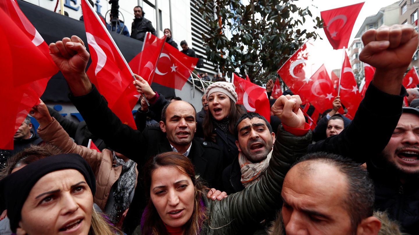 Partidarios de la formación opositora CHP durante una protesta contra el Gobierno de Erdogan en Estambul, el 5 de enero de 2018. (Reuters)