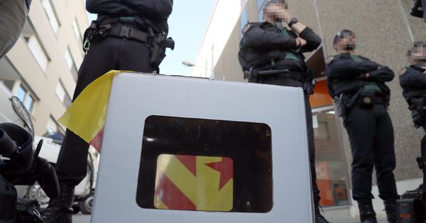 Foto: La Guardia Civil protege el acceso a la oficina de Unipost en Terrassa, donde se ha incautado documentación relacionada con el censo del referéndum del 1-O. (EFE)