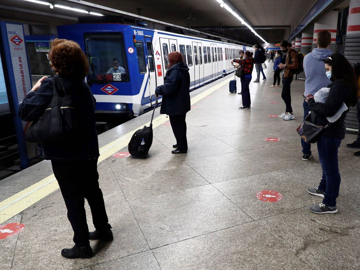 Foto: Varias personas esperan en el andén de la línea 1 del Metro de Madrid. (EFE)