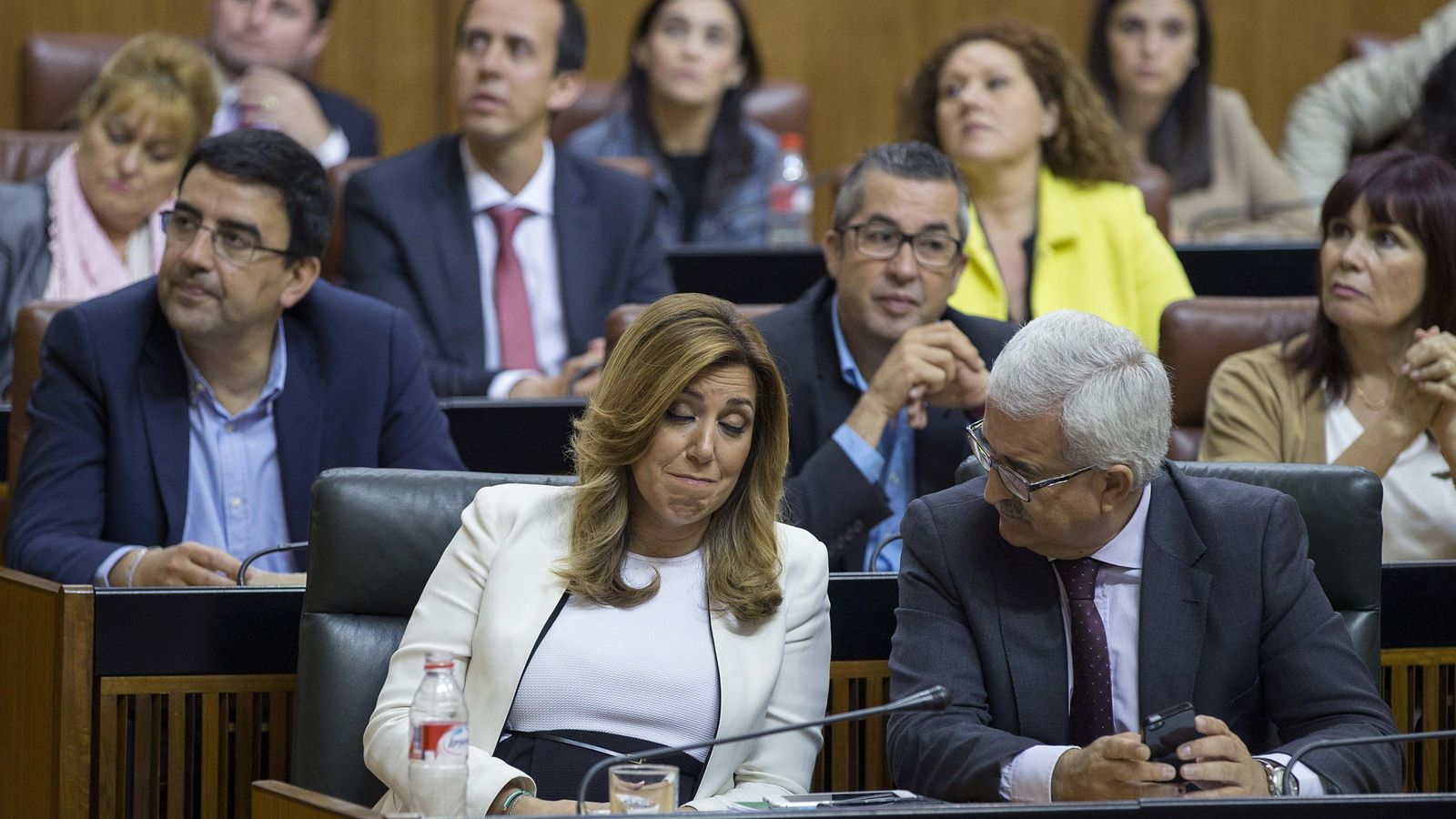 Foto: La presidenta de la Junta de Andalucía en funciones, Susana Díaz (c), y el vicepresidente, Manuel Jiménez Barrios. (EFE)
