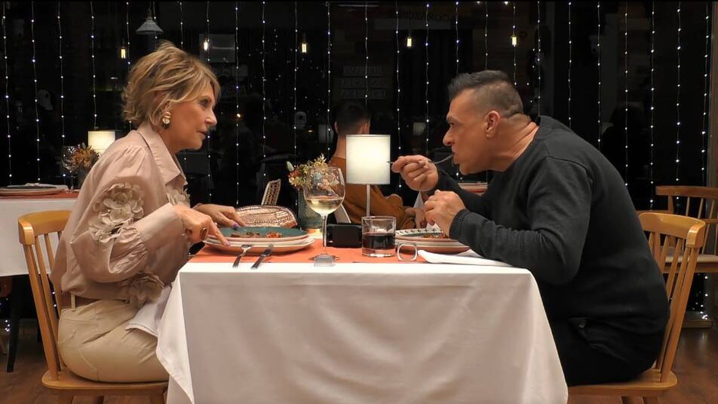 Charo y 'Koko' cenan en el restaurante de 'First Dates'. (Mediaset)