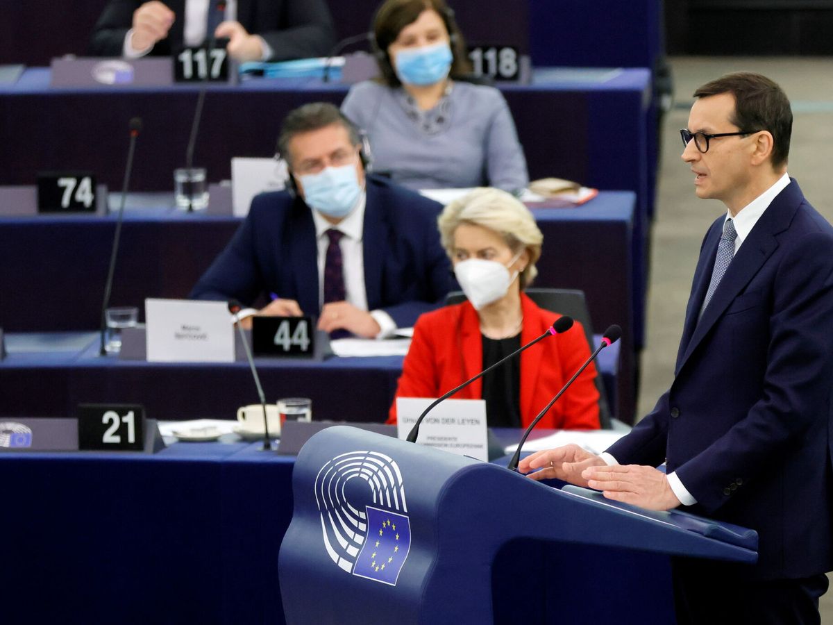 Foto: El primer ministro polaco, Mateusz Morawiecki, habla ante la Eurocámara con Úrsula von der Leyen, la presidenta de la Comisión Europea, al fondo. (Reuters)