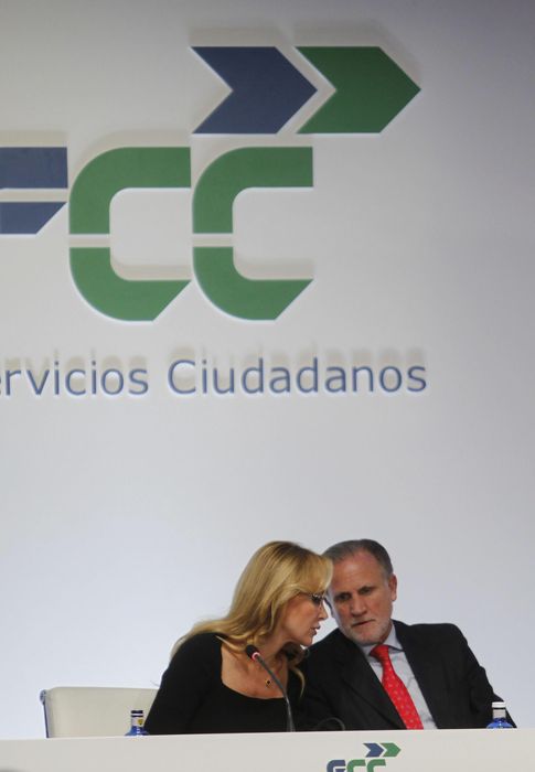 Foto: La presidenta de FCC, Esther Alcocer Koplowitz (i); y el secretario general, Felipe García. (EFE)