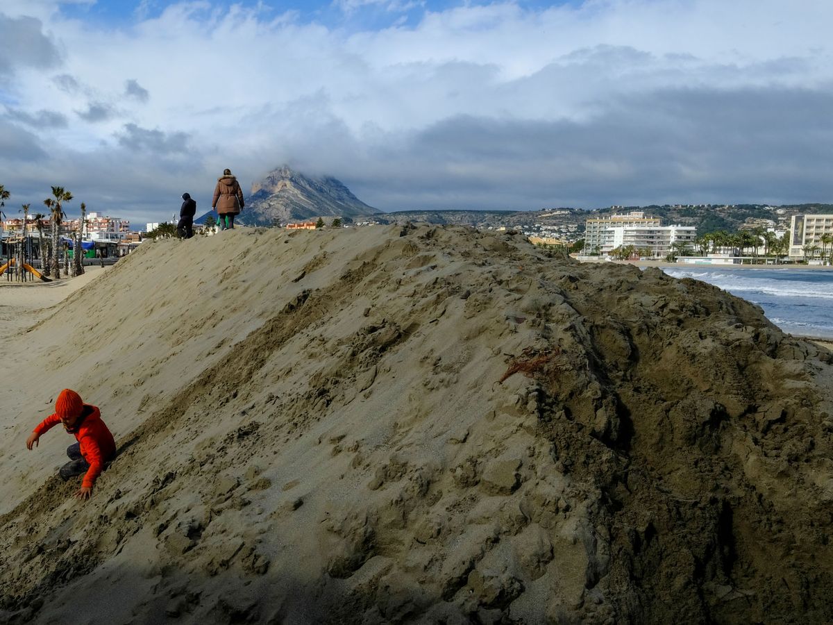 Foto: Barrera de arena construida para proteger la playa de la llegada de la borrasca Gloria en Jávea, Alicante. (Reuters)