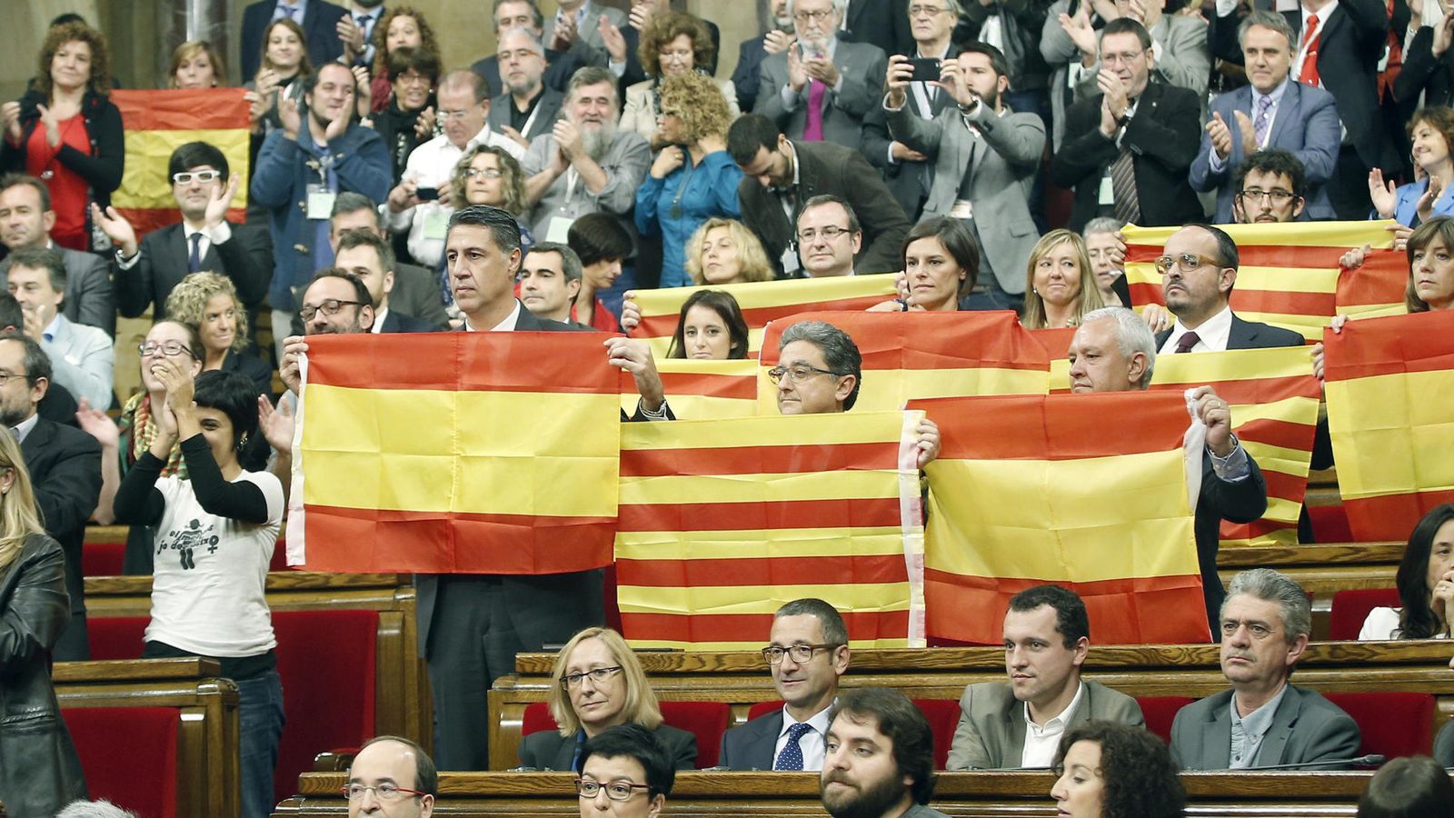 Foto: Diputados del PPC muestran banderas españolas y catalanas tras aprobarse en el Parlament de Cataluña la resolución conjunta de Junts pel Sí y la CUP. (Efe)