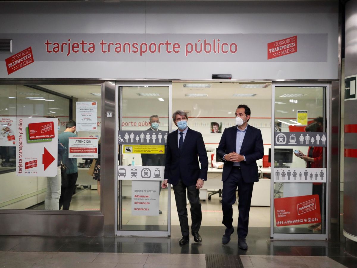 Foto: El vicepresidente de la Comunidad de Madrid, Ignacio Aguado, y el consejero de Transportes, Ángel Garrido. (EFE)