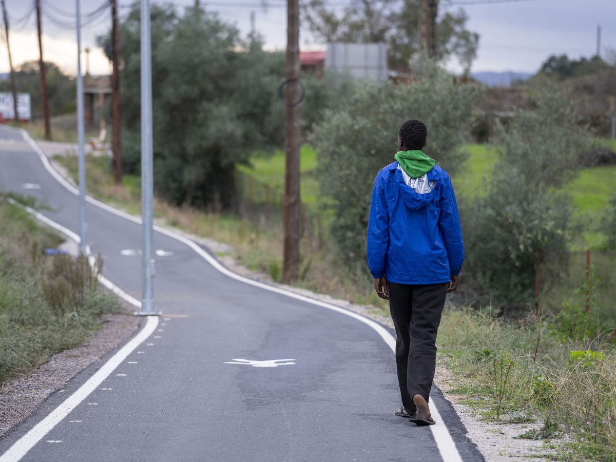 Foto: Un migrante procedente de Canarias llega a Malpartida, Cáceres. (Europa Press/Carlos Criado)
