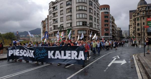 Foto: Imagen de la manifestación a favor de la excarcelación de los presos de ETA de este viernes en Bilbao.