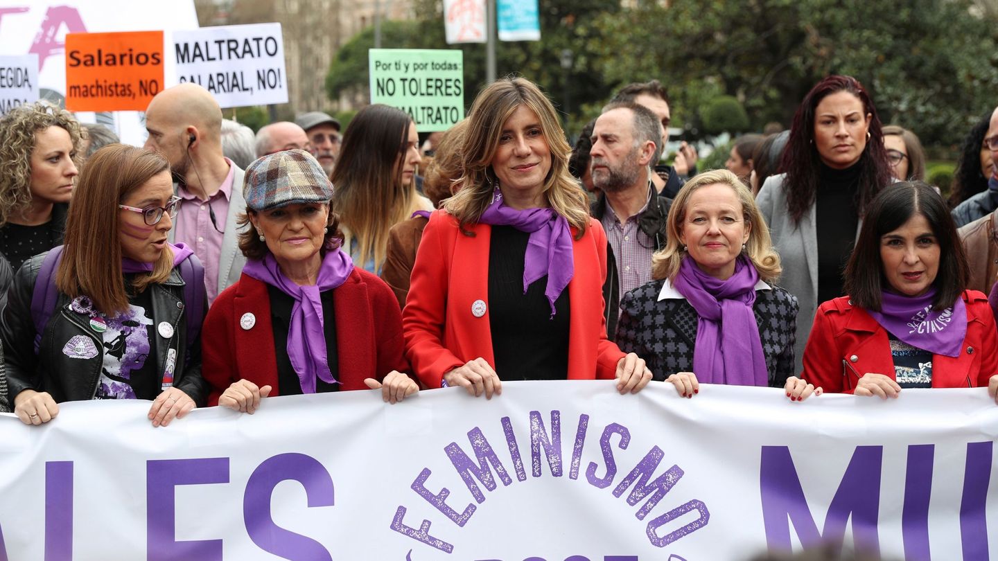 Begoña Gómez lleva la pancarta del PSOE en el 8-M junto a Carmen Calvo, Nadia Calviño y otras ministras de Sánchez. (EFE)