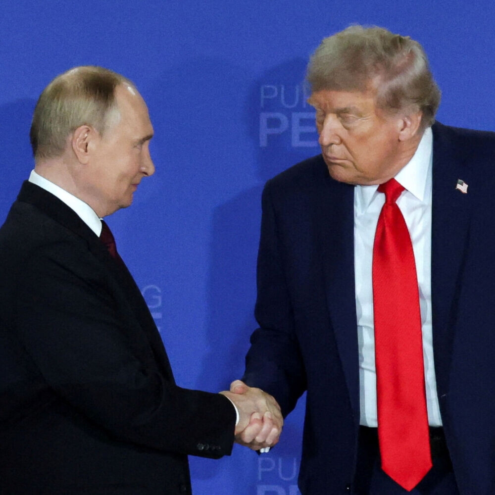 Foto de Trump dice que Rusia suministrará diésel al mercado mundial en plena crisis de precios