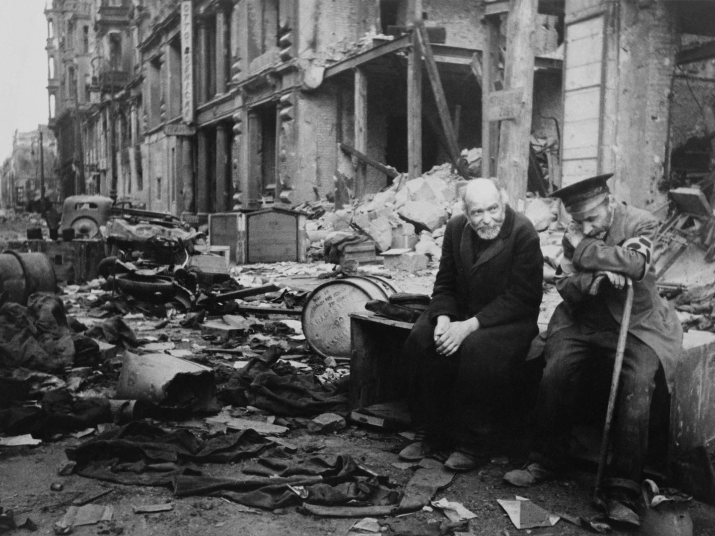 Dos ancianos alemanes en Berlín, en mayo de 1945. (Cordon Press)