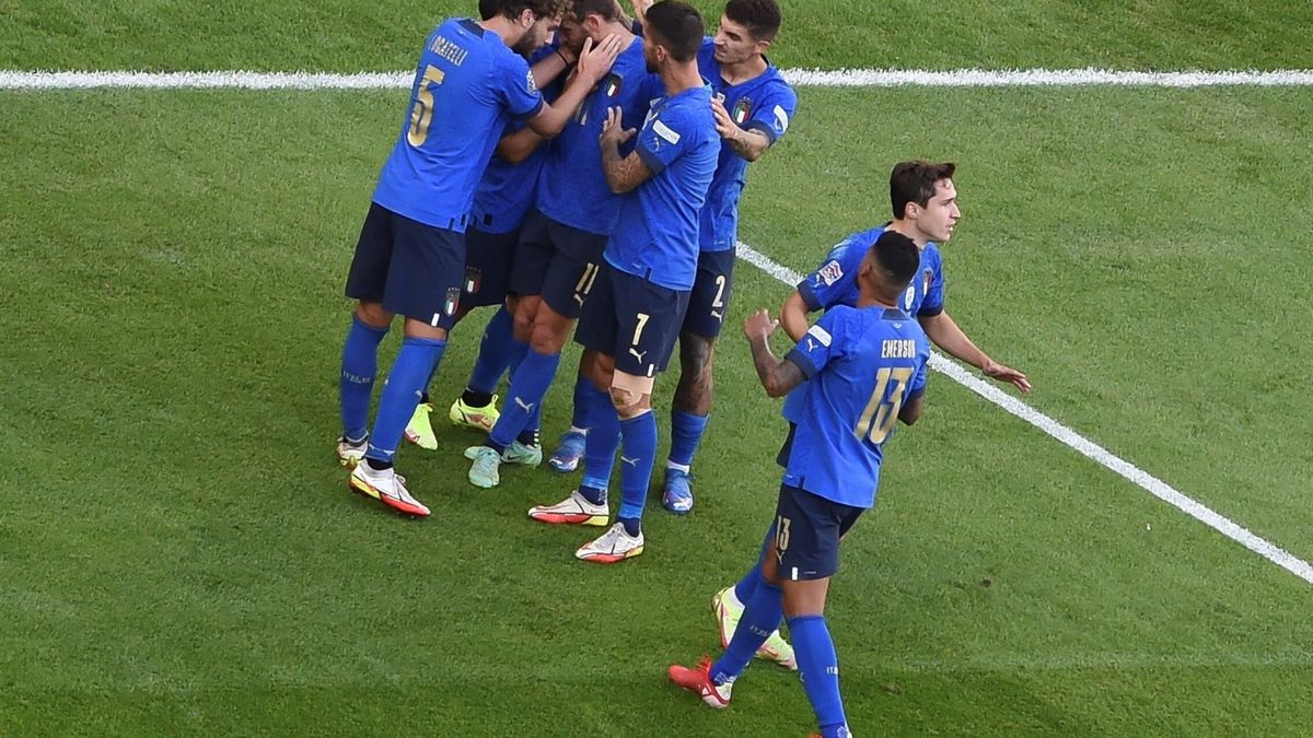 Dos chispazos consuelan a Italia ante una Bélgica que reaccionó tarde (2-1)