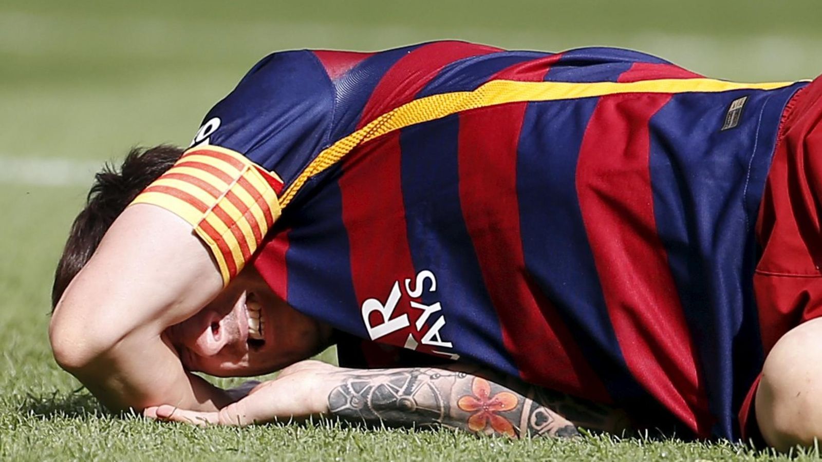 Foto: Messi, tendido sobre el césped del Camp Nou tras lesionarse la rodilla (REUTERS)