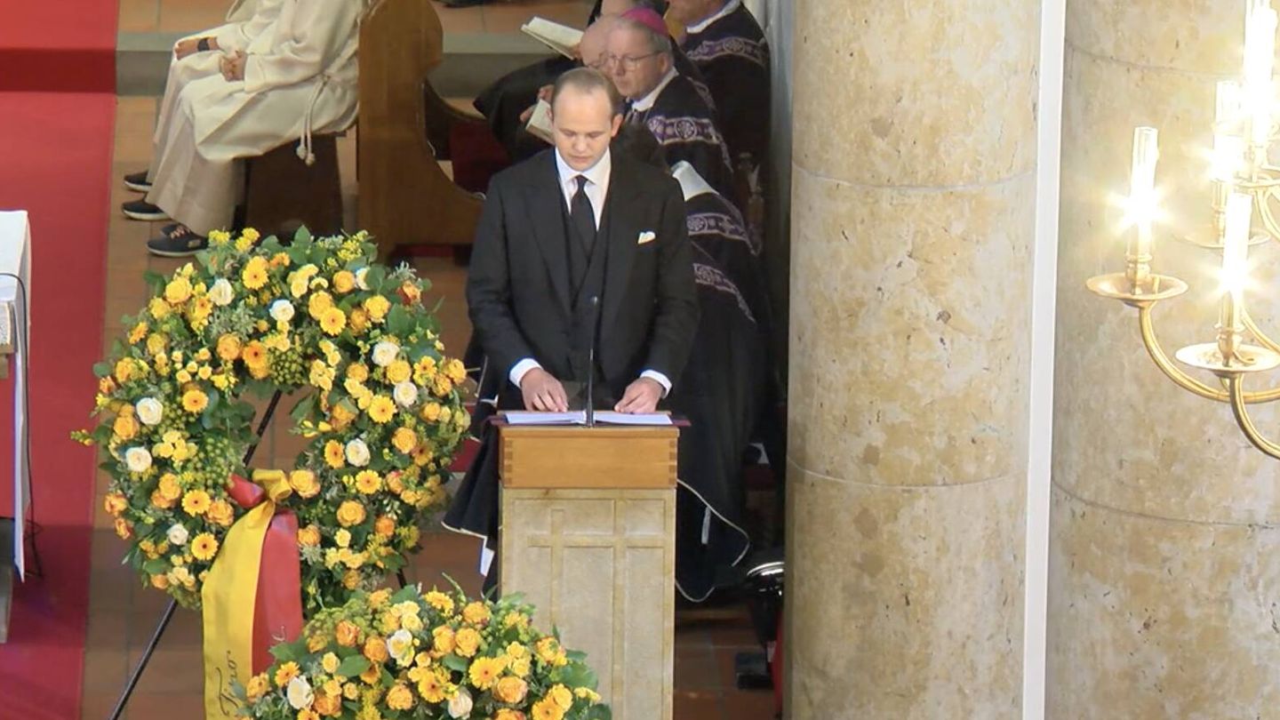 Una de las lecturas en la ceremonia, de manos del príncipe Joseph Wenzel. (Landeskanal.li)