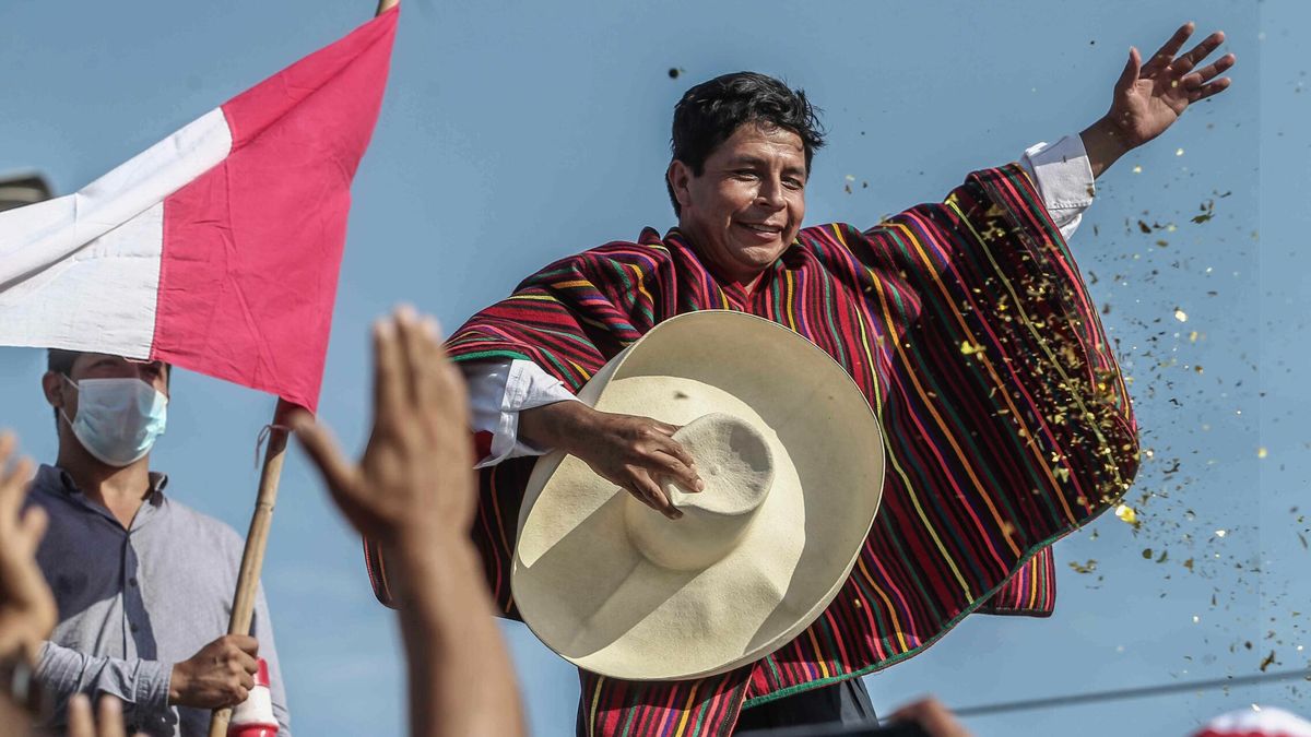 Castillo, presidente de Perú: "Juro por un país sin corrupción y una nueva Constitución"