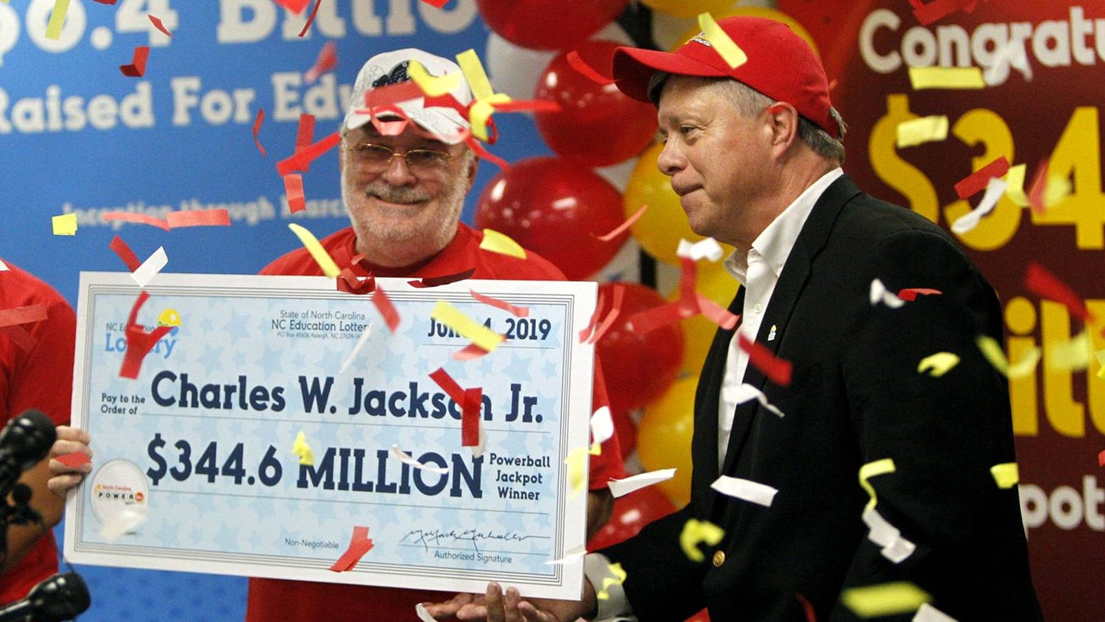 Foto: Charles W. Jackson, en el momento de recoger el cheque con su premio (Foto: Powerball Lottery)