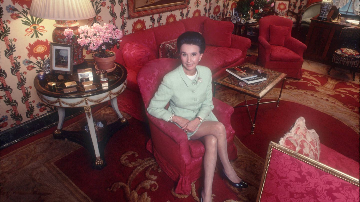 Aline Griffith, condesa de Romanones, en el salón de su casa de Madrid, ahora en venta. (Getty Images)