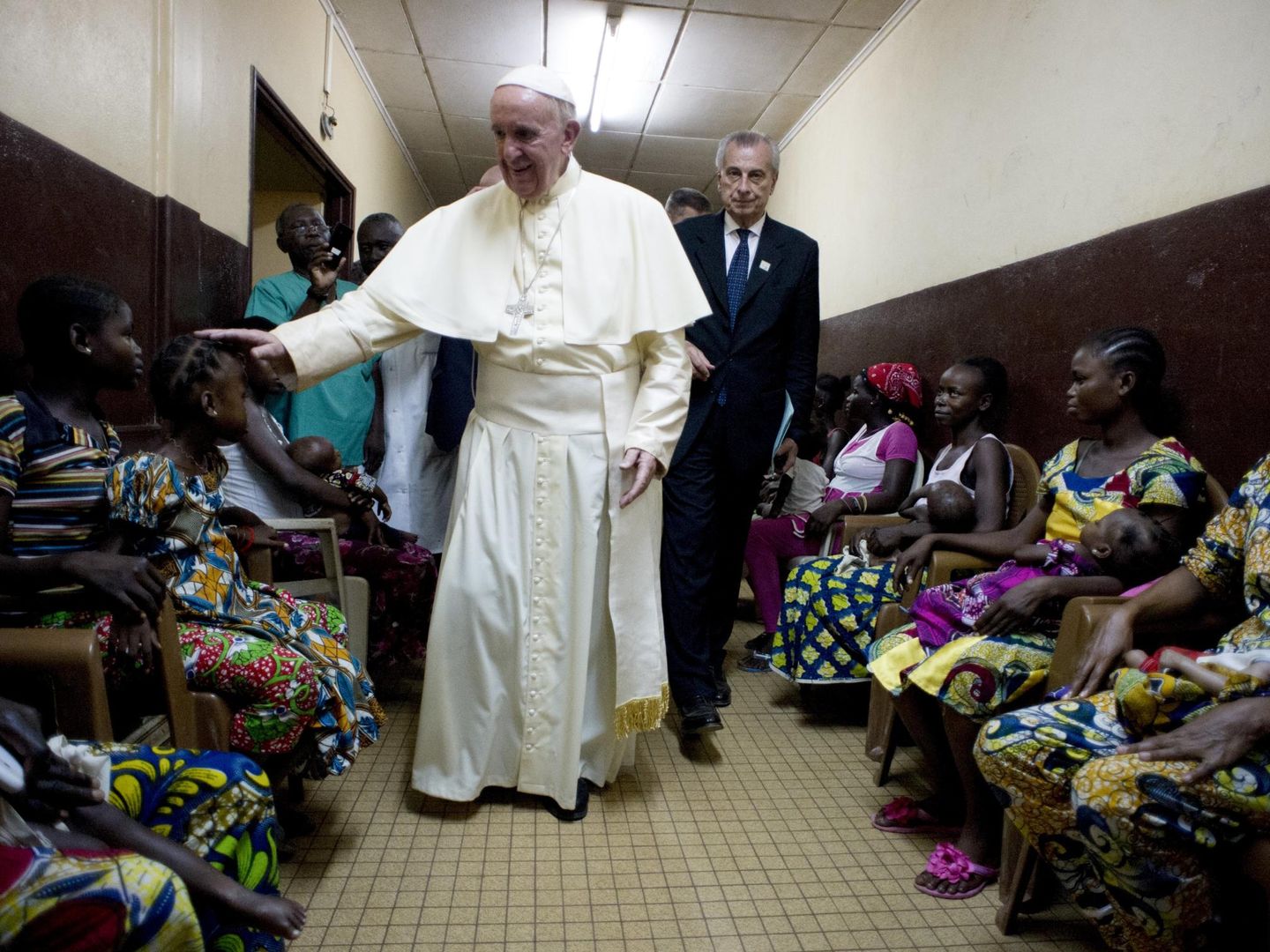 El Papa saluda a algunos pacientes durante un visita a un hospital en Bangui, República Centroafricana. (Reuters)