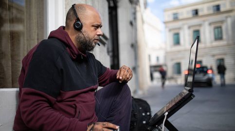 Jony, el 'streamer sin techo' que gana 1.000 € al mes haciendo directos en plena calle