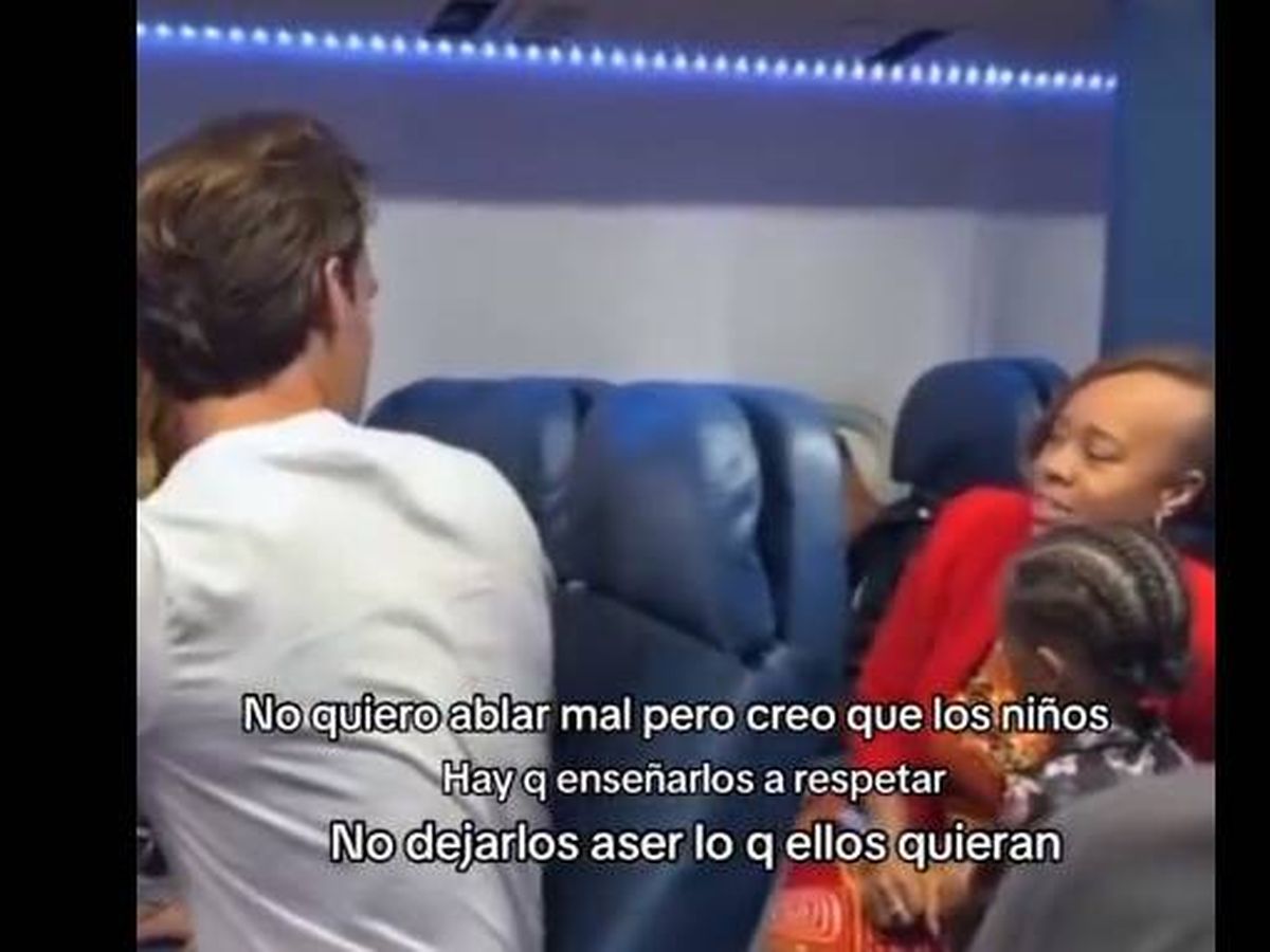 Foto: Un niño molesta así a otro pasajero del avión y revoluciona las redes: "Cada uno que aguante a sus hijos" (TikTok)