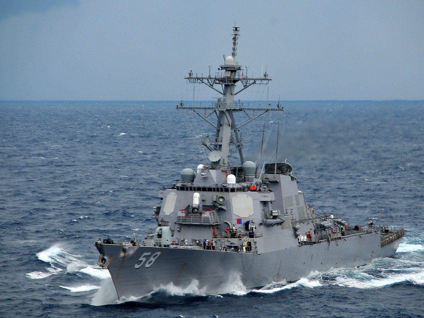 El USS Laboon, navegando en alta mar (US Navy)