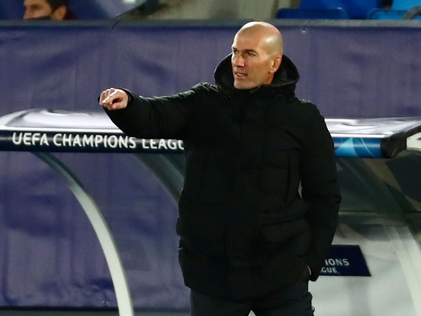Zinédine Zidane da indicaciones desde el banquillo ante el Borussia Mönchengladbach. (Reuters)