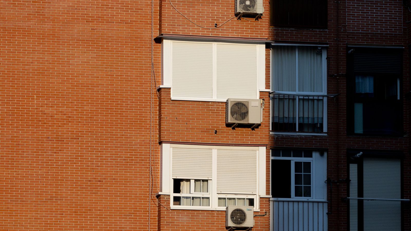 La Ley de Propiedad Horizontal lo confirma: puedes instalar el aire acondicionado, pagarlo y acabar obligado a retirarlo