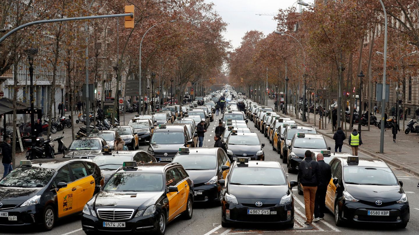 Los taxistas bloquearon ayer la Gran Vía en Barcelona. (Reuters)