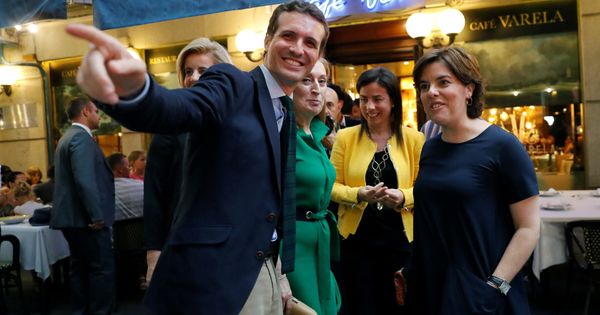 Foto: Los candidatos a la presidencia del PP, Pablo Casado y Soraya Sáenz de Santamaría (d), a su llegada a la cena que celebró el Grupo Popular el 10 de julio. (EFE)