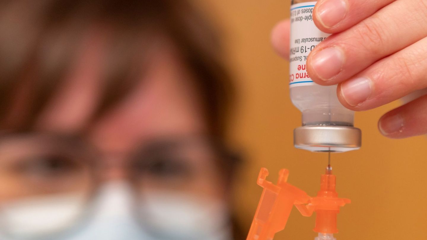 Una enfermera en Zaragoza prepara una dosis de la vacuna Moderna. (EFE)