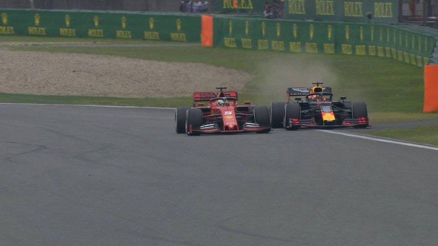 Vettel y Verstappen luchando en pista.