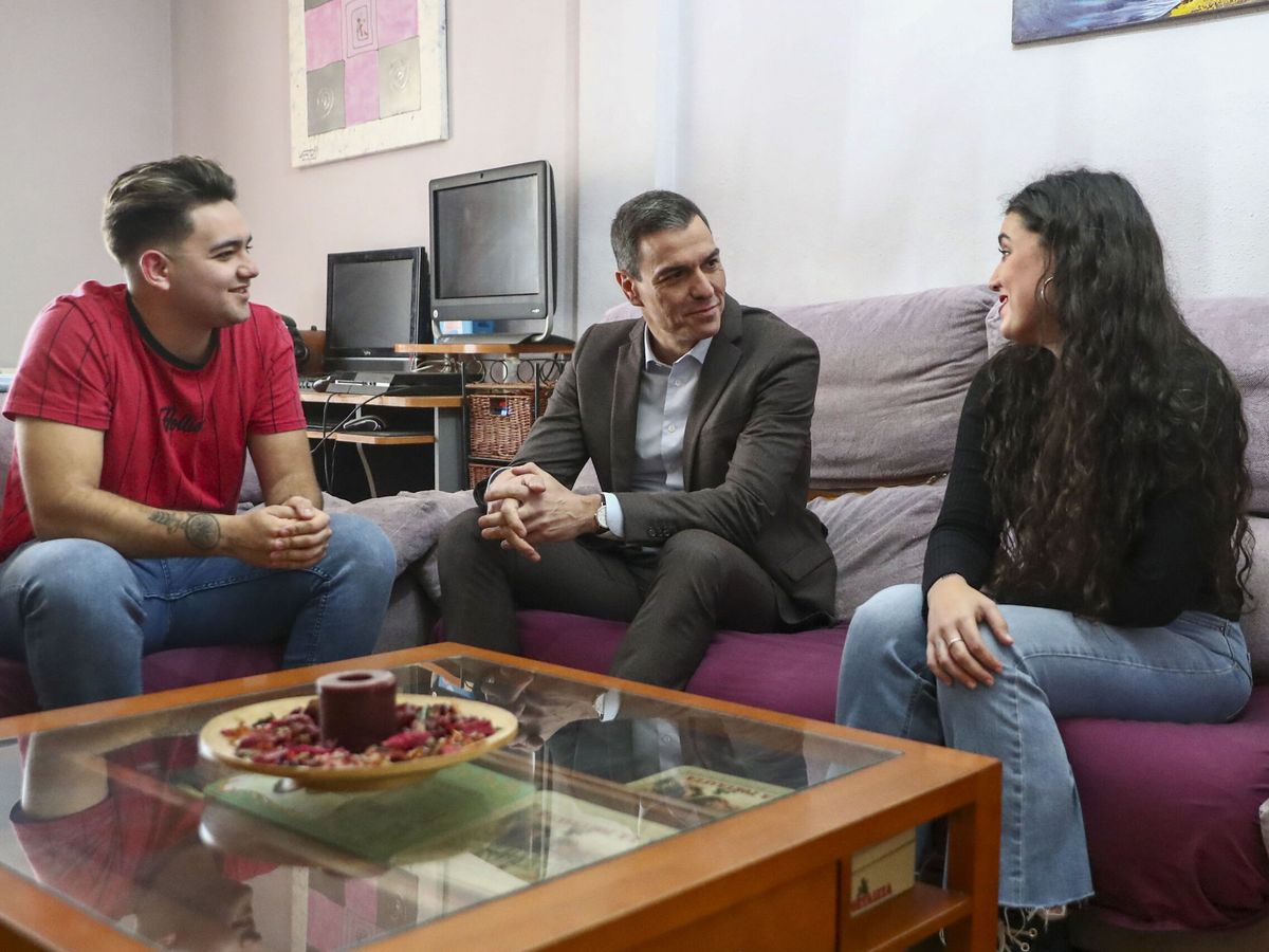 Foto: Pedro Sánchez reunido con jóvenes en Parla. (EFE/Fernando Calvo)
