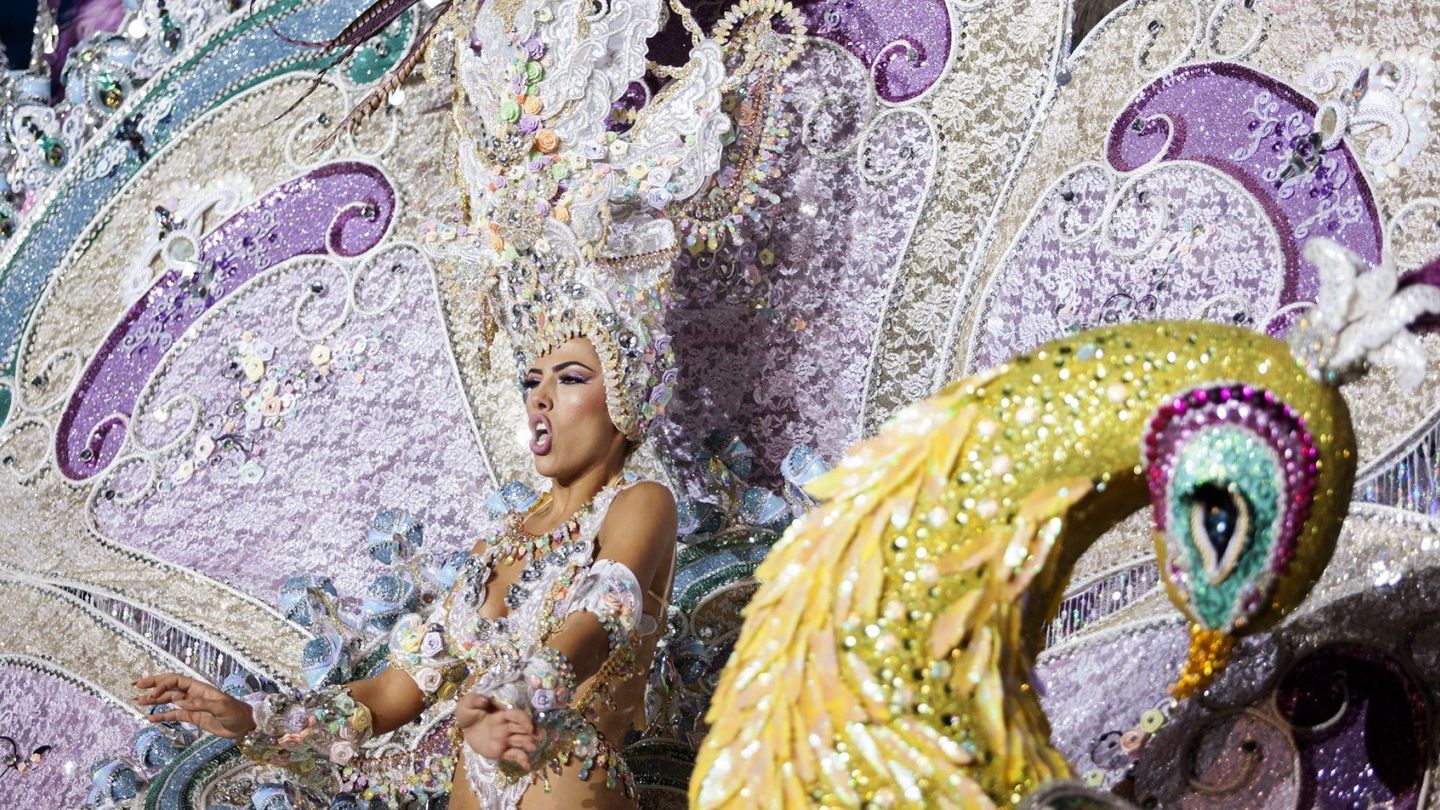 La candidata Laura Rodríguez Jorge con su traje de fantasía Oración Caribe se presenta en la noche de elección de la reina en el Carnaval de Tenerife| EFE Ramón de la Rocha