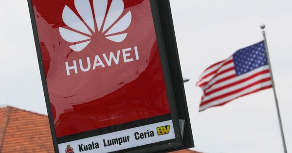 Foto: El logo de Huawei, junto a una bandera de EEUU. (EFE)