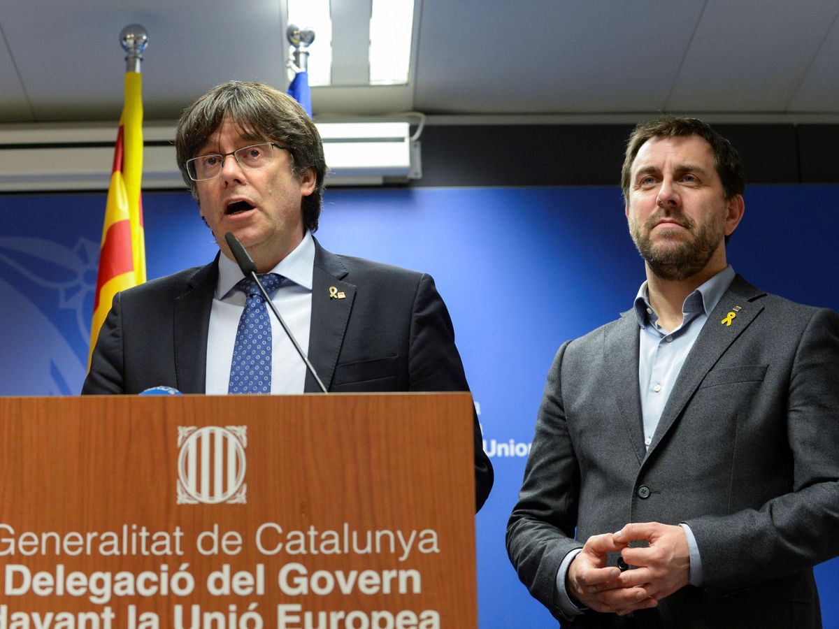 Foto: El expresidente de la Generalitat Carles Puigdemont y el 'exconseller' Toni Comín dan una rueda de prensa en Bruselas tras la sentencia del TJUE. (Reuters)