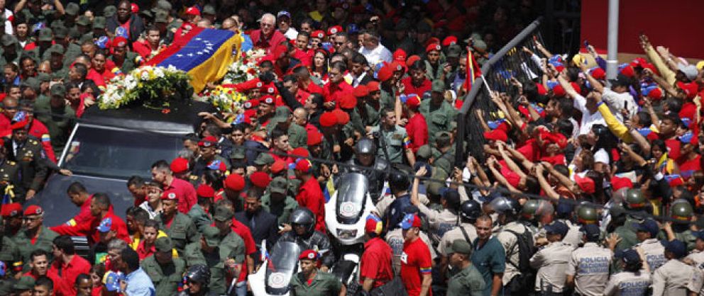 Foto: Miles de personas acompañan el cortejo fúnebre de Chávez a la Academia Militar