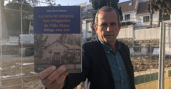 Foto: Félix Álvarez enseña su libro sobre Porfirio Smerdou y Villa Maya. (Agustín Rivera).