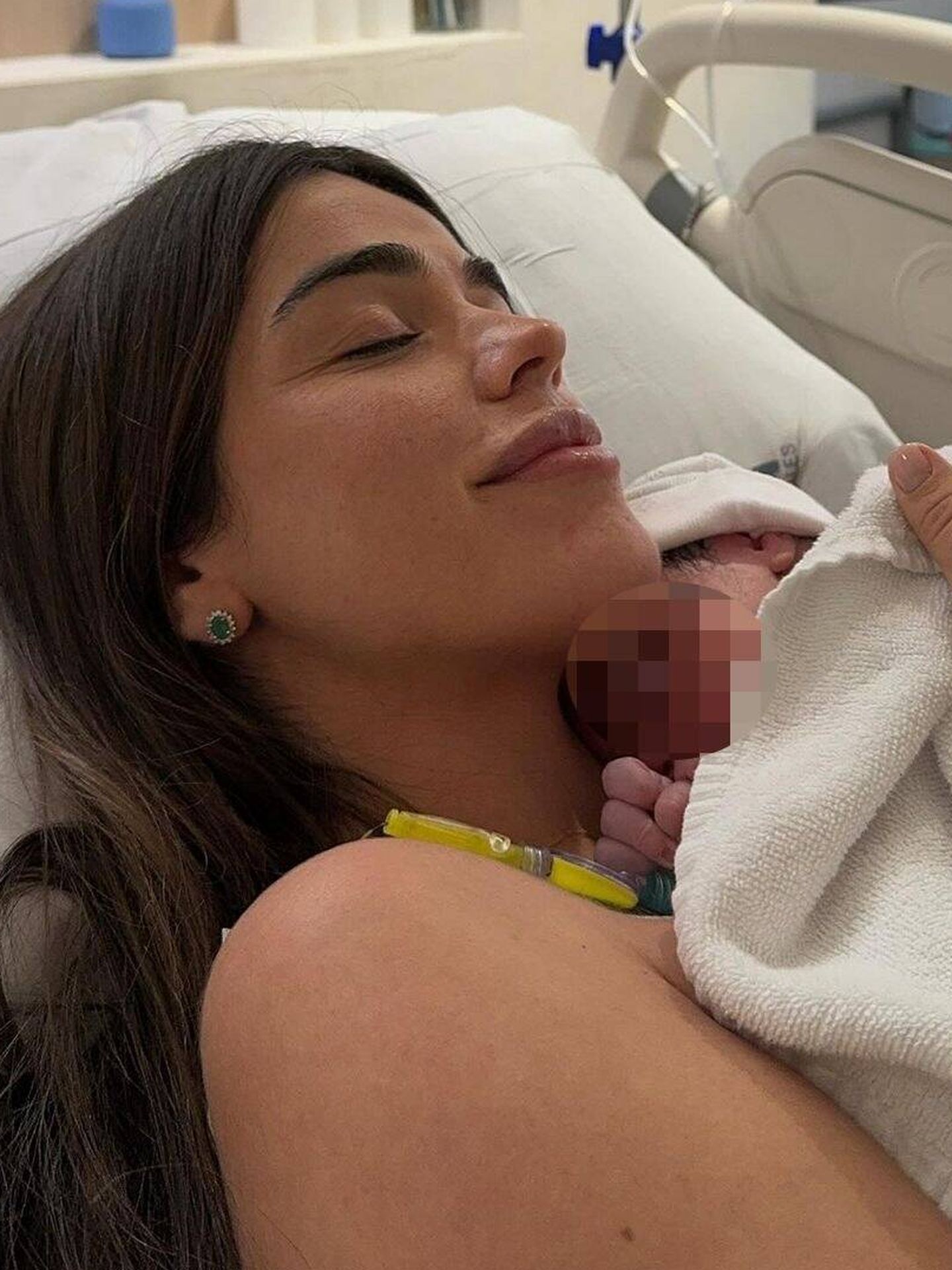 La influencer con su bebé en brazos tras el parto. (Instagram/@violeta)