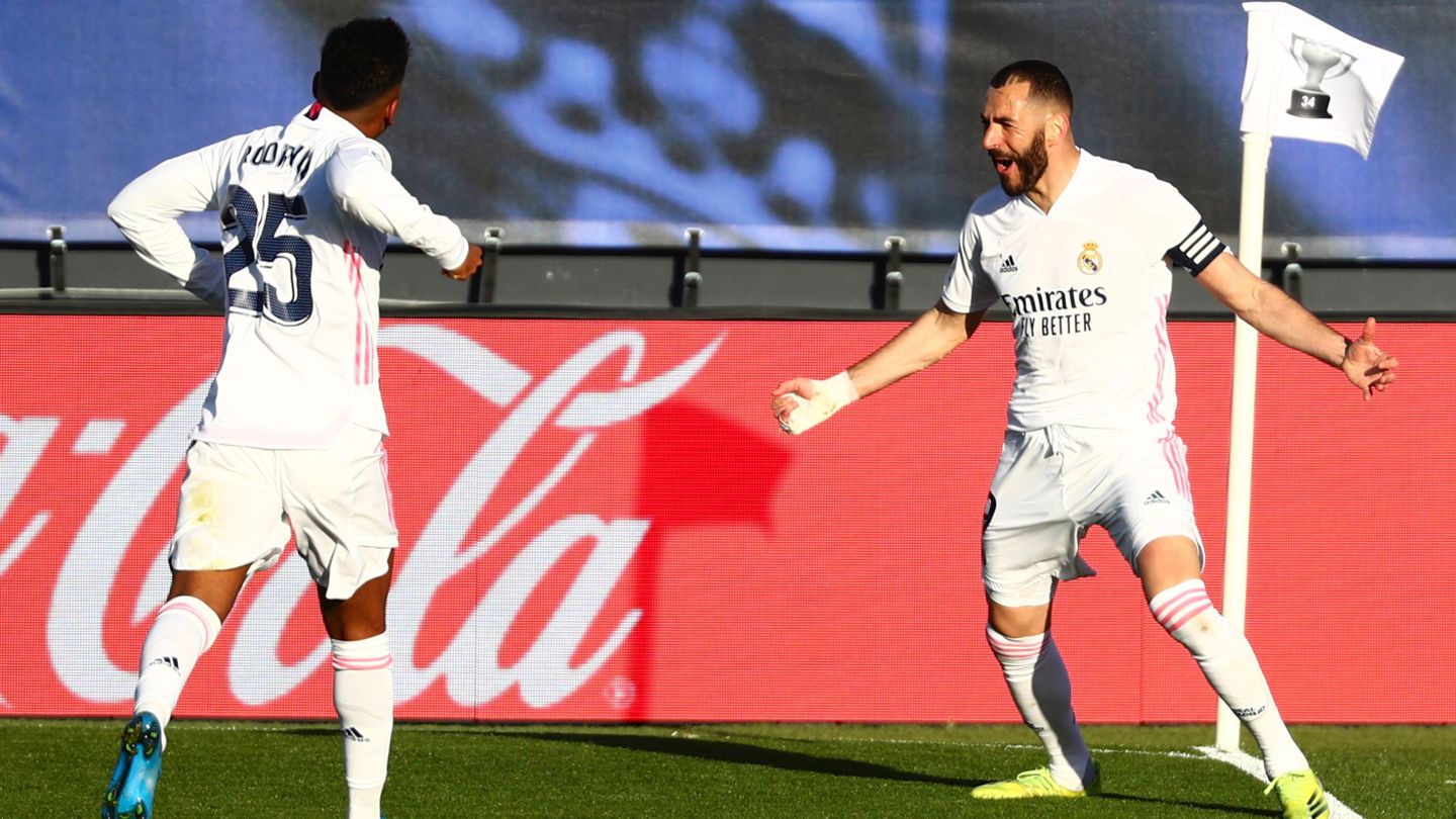 Rodrygo Goes y Karim Benzema celebran el gol de la remontada del francés. (Reuters)