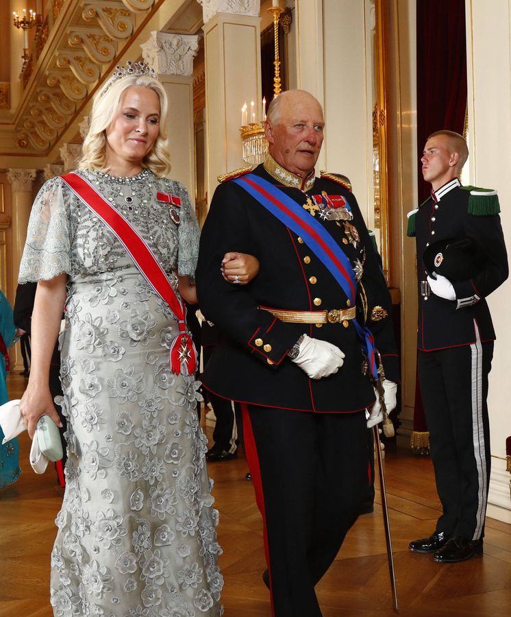 Foto: La princesa Mette-Marit con el rey Harald. (Dana Press)