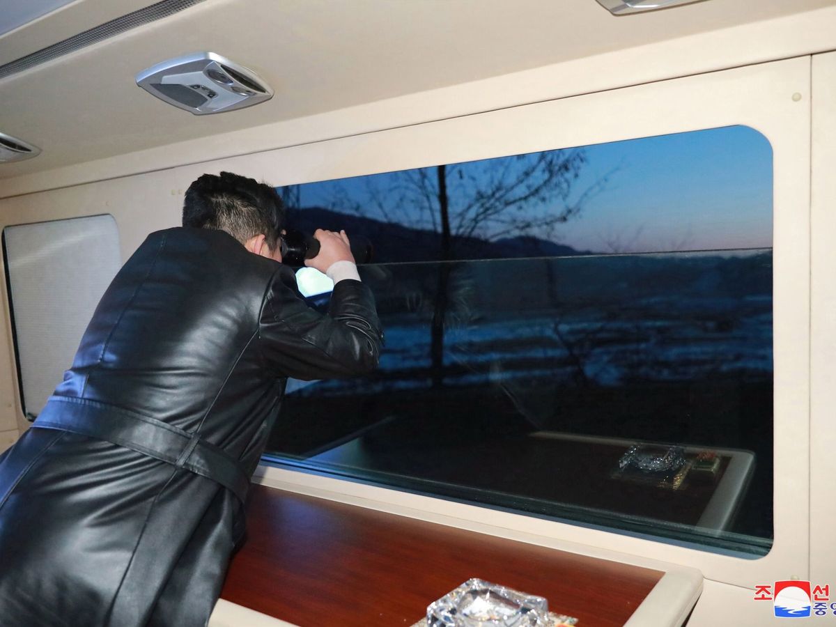 Foto: Kim Jong-un observa el lanzamiento del misil. (EFE/EPA/KCNA)
