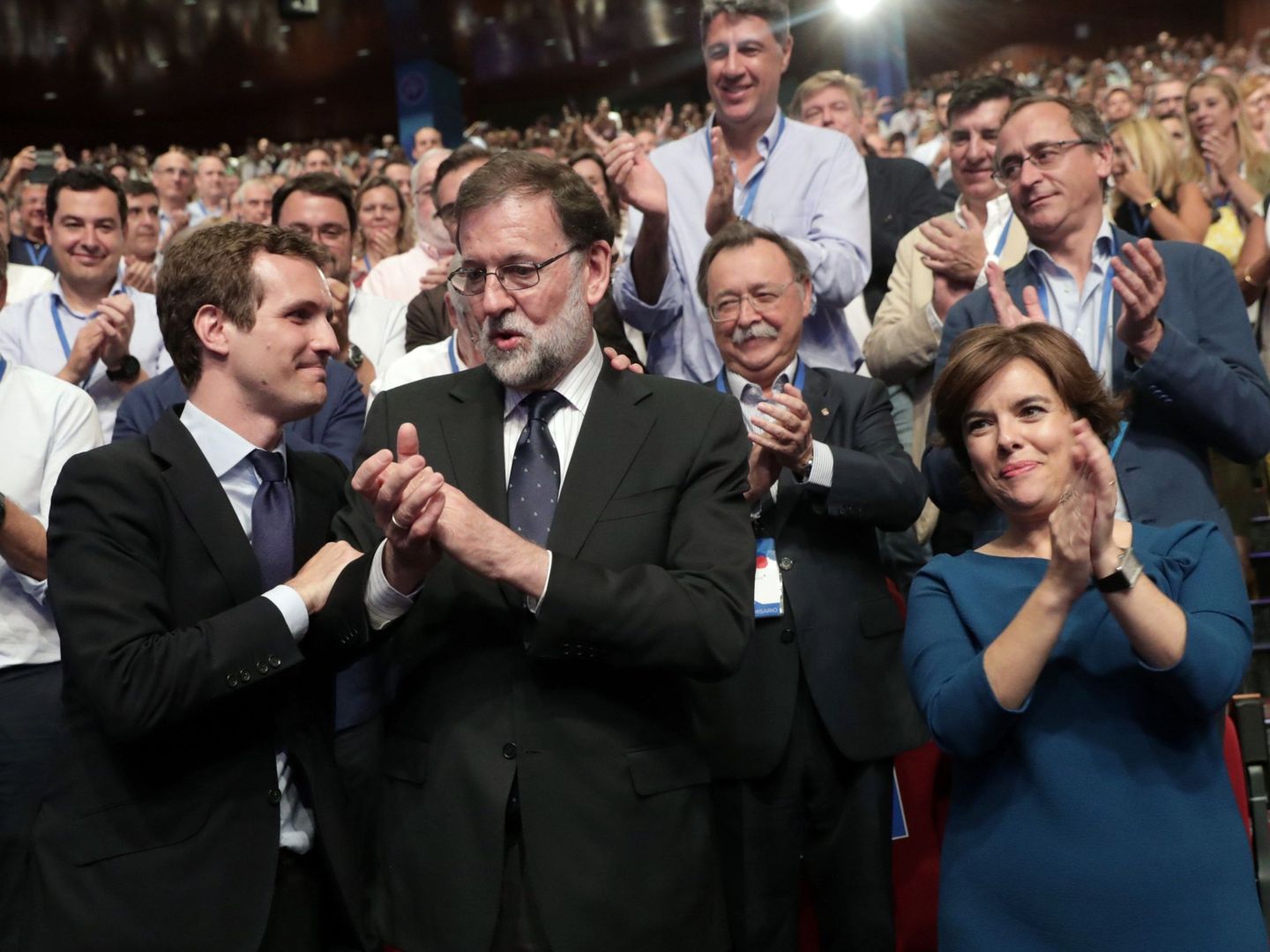 Pablo Casado, nuevo líder del PP, con el expresidente Mariano Rajoy y su contrincante en el congreso popular, Soraya Sáenz de Santamaría, el pasado 21 de julio en Madrid. (EFE)